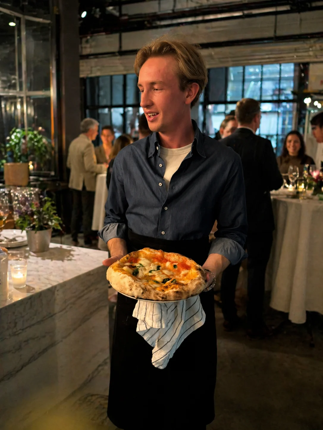 Hugo serverar pizza på catering event i Stockholm