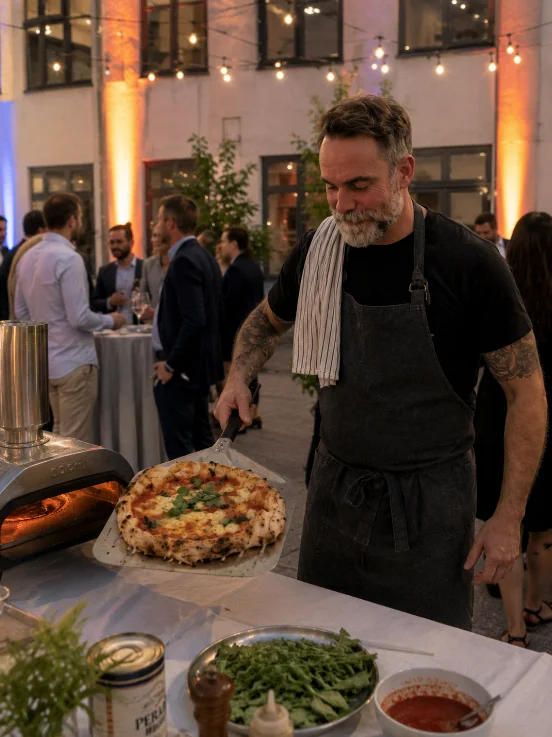 Carlos med nygräddad napolitansk pizza som catering på bröllop i Stockholm