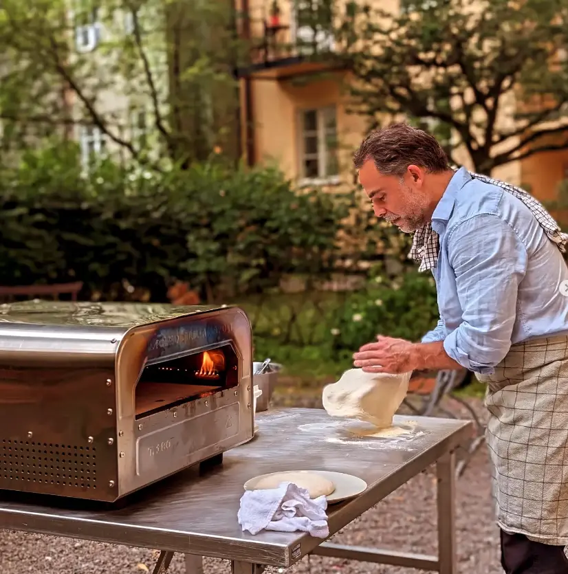 Carlos bakar pizza på innergård i Stockholm