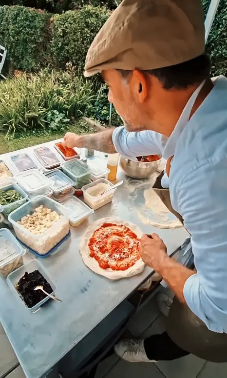 Napolitansk pizza toppas innan gräddning i ugn